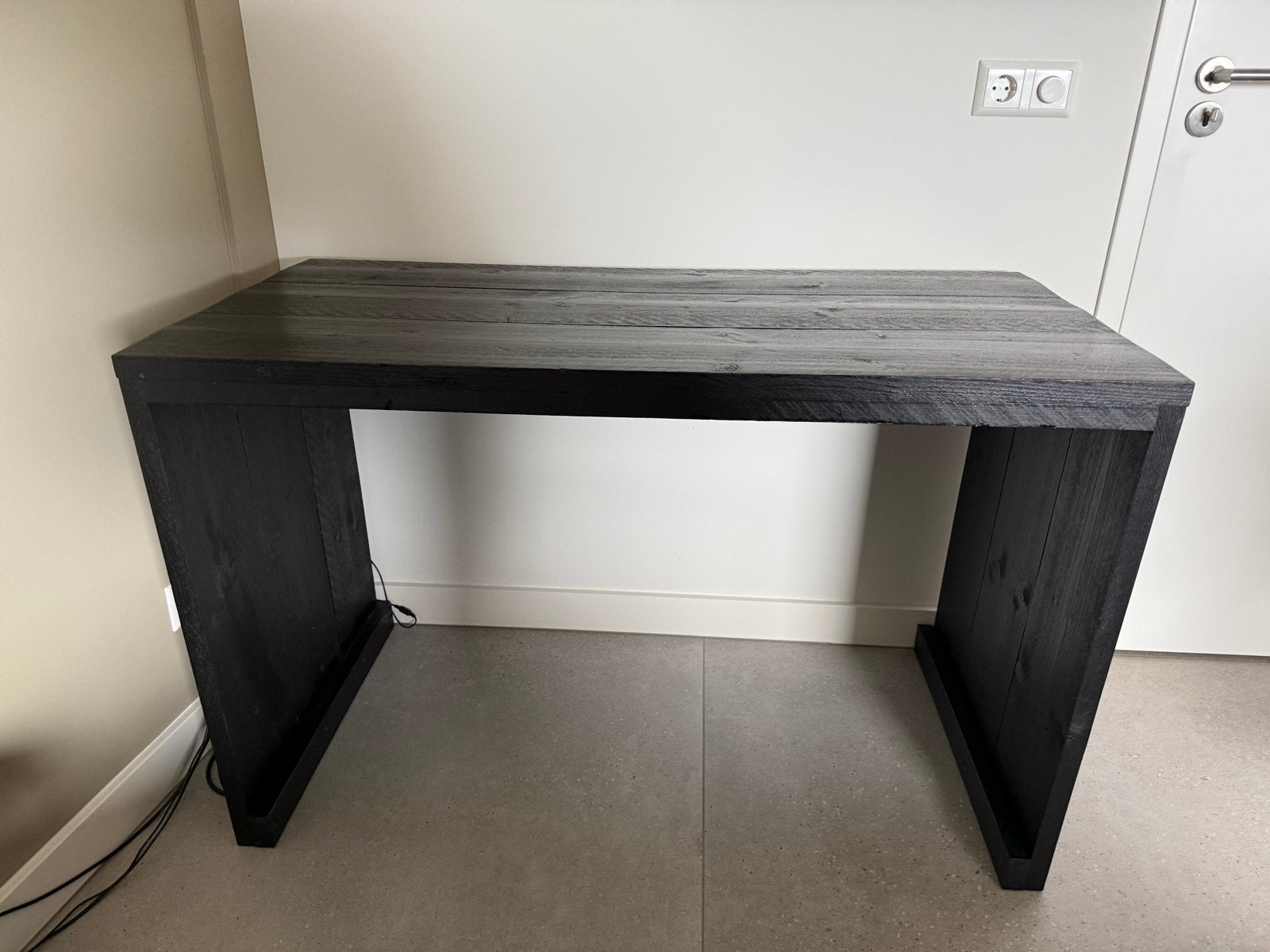 Zwart houten bureau, Ophalen, Zo goed als nieuw