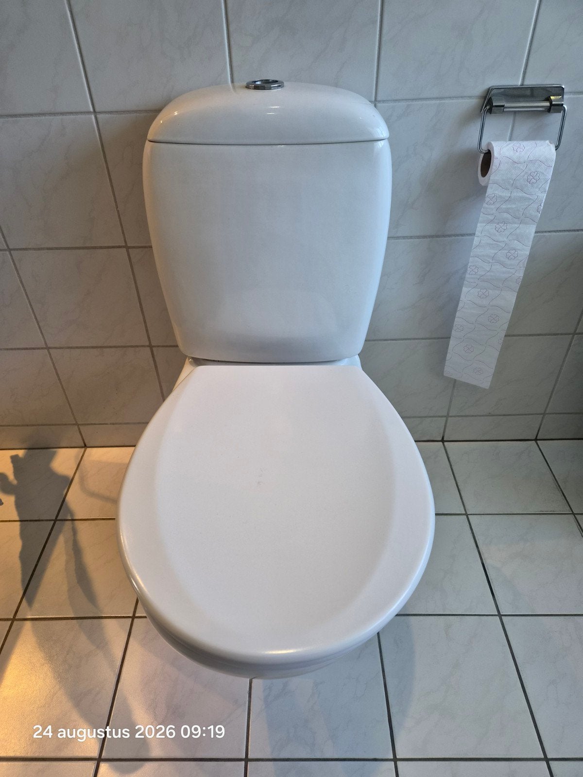 Wit toilet met stortbak - Gebruikt, Ophalen of Verzenden, Gebruikt, Toilet