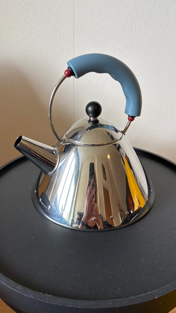 Stijlvolle design Alessi  RVS fluitketel met blauw handvat, 1 tot 2 liter, Ophalen of Verzenden, Zo goed als nieuw, Rvs