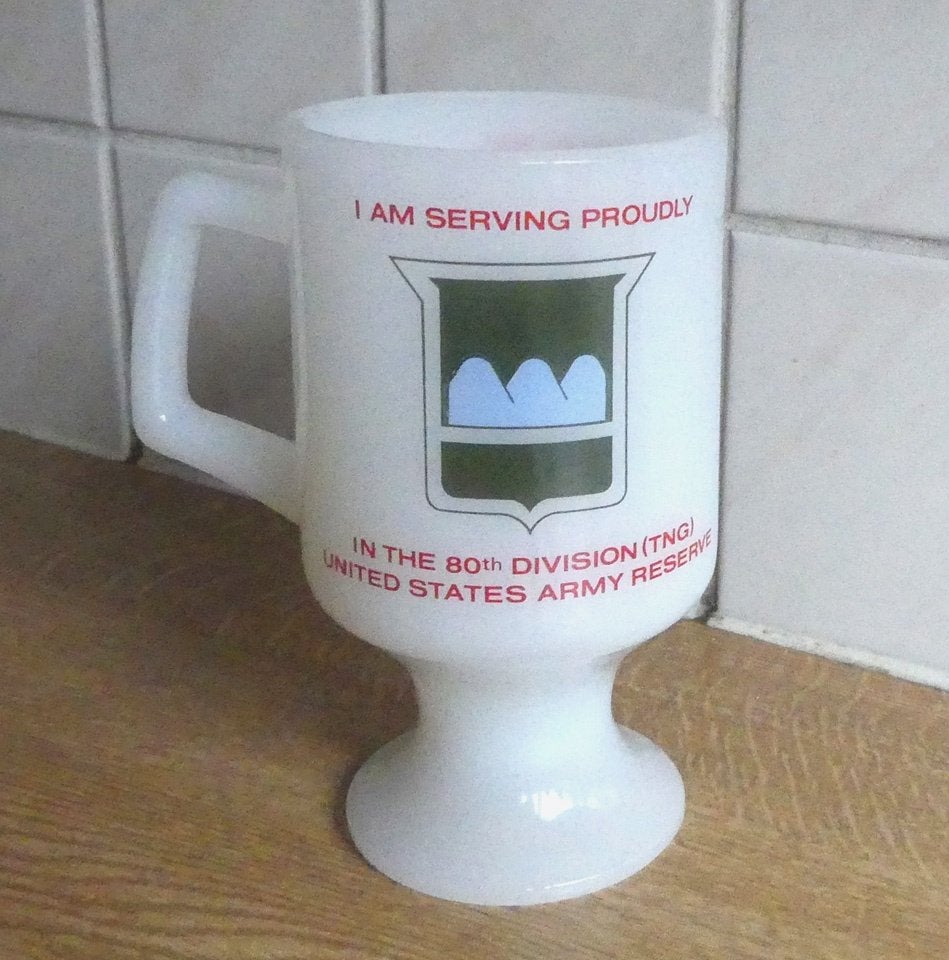 US Army Reserve 80th division glas mok I am serving proudly, Ophalen of Verzenden, Landmacht, Amerika, Overige typen