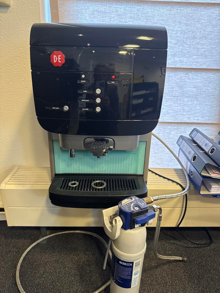 Douwe Egberts professioneel Koffiemachine met waterfilter, Witgoed en Apparatuur, Koffiezetapparaten, Gebruikt, 10 kopjes of meer