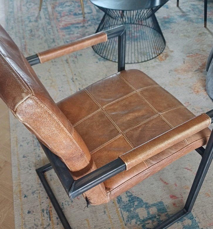 Bruine lederen stoel met stalen poten, zithoogte 48cm, Ophalen, Gebruikt, Bruin, Modern klassiek