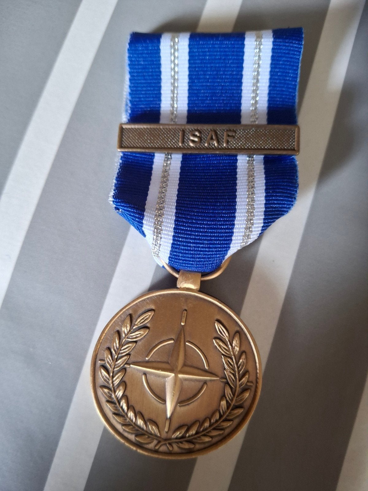 Medaille NATO ISAF, Verzamelen, Ophalen of Verzenden, Landmacht, Nederland, Lintje, Medaille of Wings