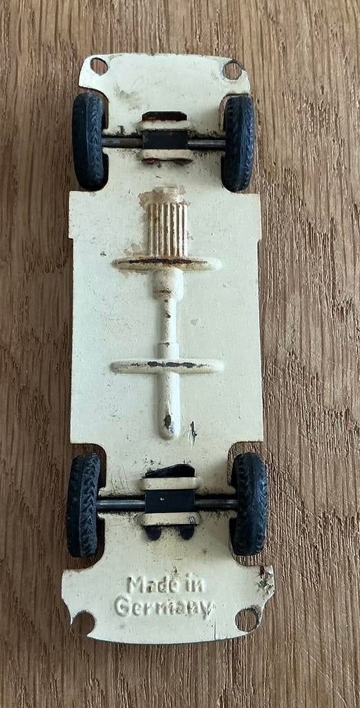 Oud onderdeel auto model bodemplaat met wielen, Hobby en Vrije tijd, Modelauto's | 1:24, Ophalen of Verzenden, Gebruikt, Overige merken