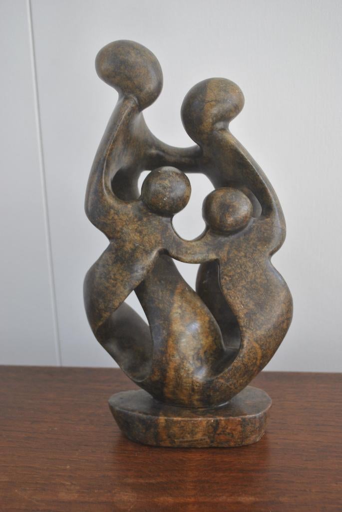 Beeld, 4 figuren, natuursteen, Zimbabwe art, 28 cm hoog, Groep mensen, Natuurlijk materiaal, Ophalen of Verzenden, Handgemaakt