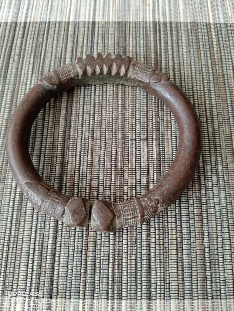 Een traditionele West-Afrikaanse bronzen ring, Sieraad, Bruin, Afrika, Ophalen of Verzenden