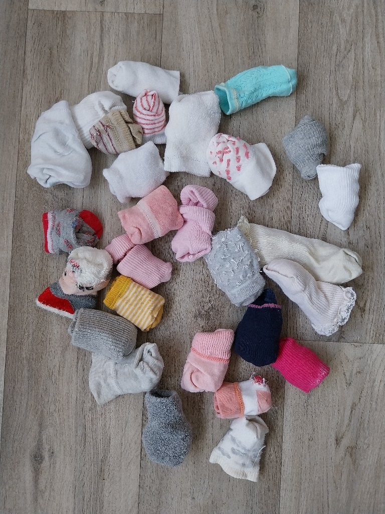 Ongeveer 25 paar babysokjes voornamelijk meisjeskleurtjes, Ophalen of Verzenden, Jongetje of Meisje, Sokjes