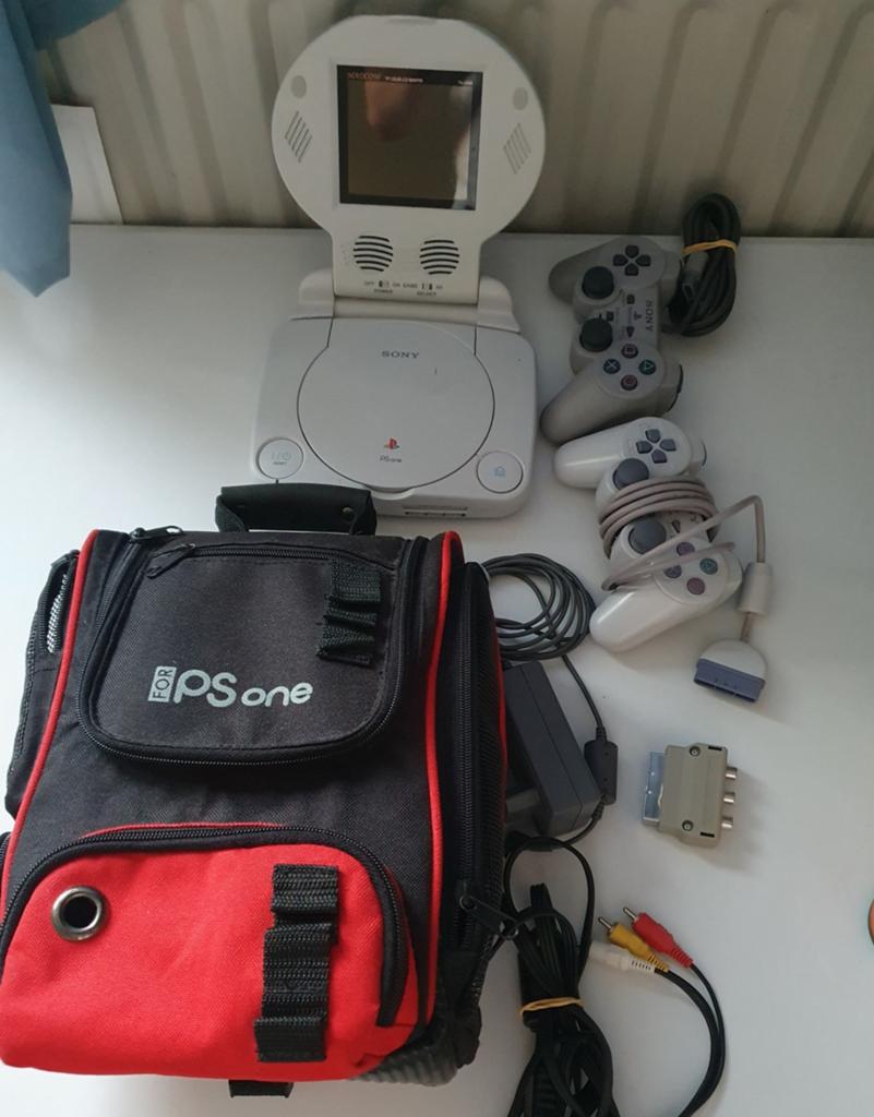 PSone met LCD-scherm, 2 controllers en draagtas, Spelcomputers en Games, Spelcomputers | Sony PlayStation 1, Gebruikt, Met 2 controllers