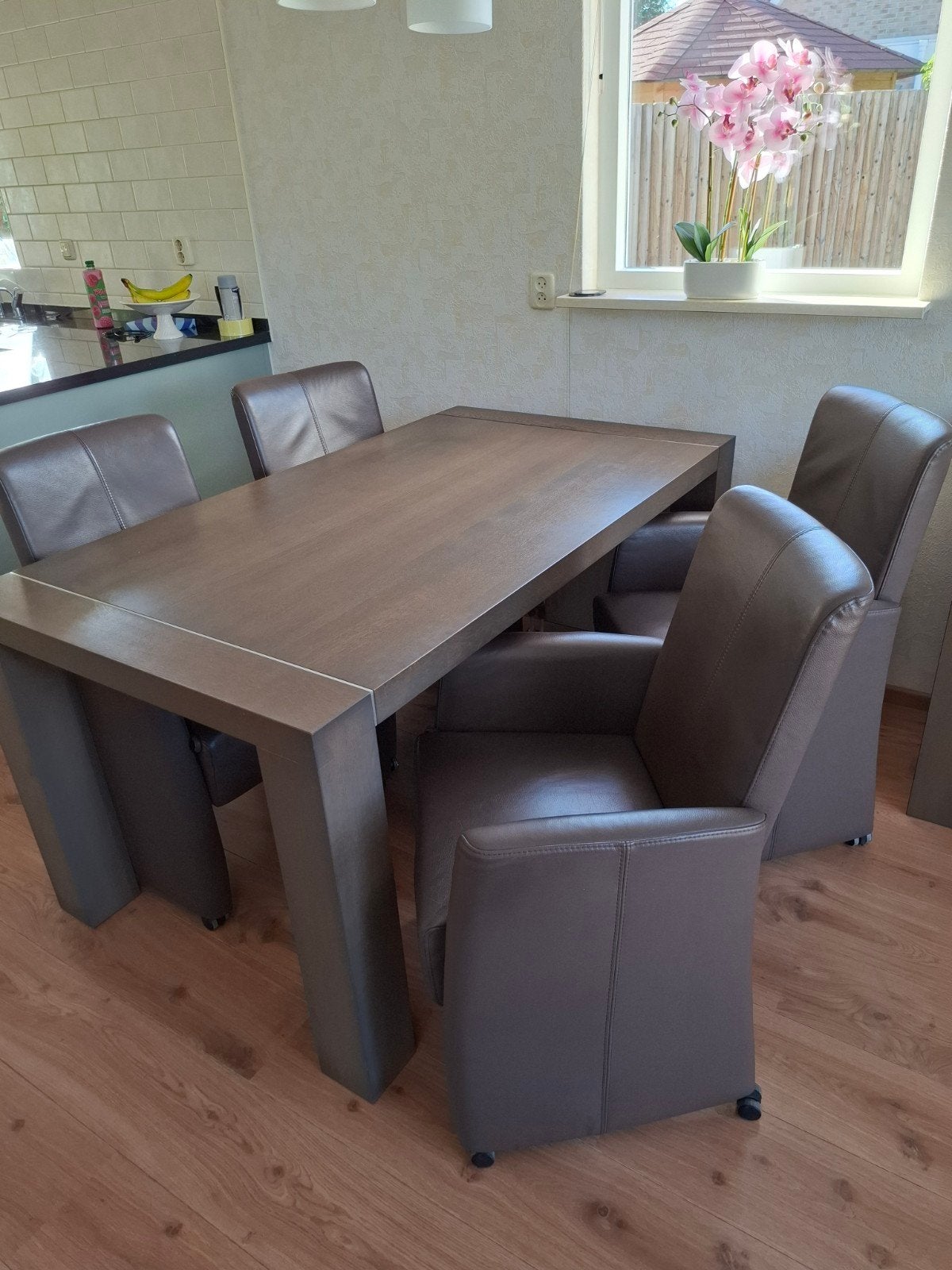 eettafel met 4 leren stoelen op wieltjes, donkerbruin, Ophalen, Gebruikt, Bruin, Leer