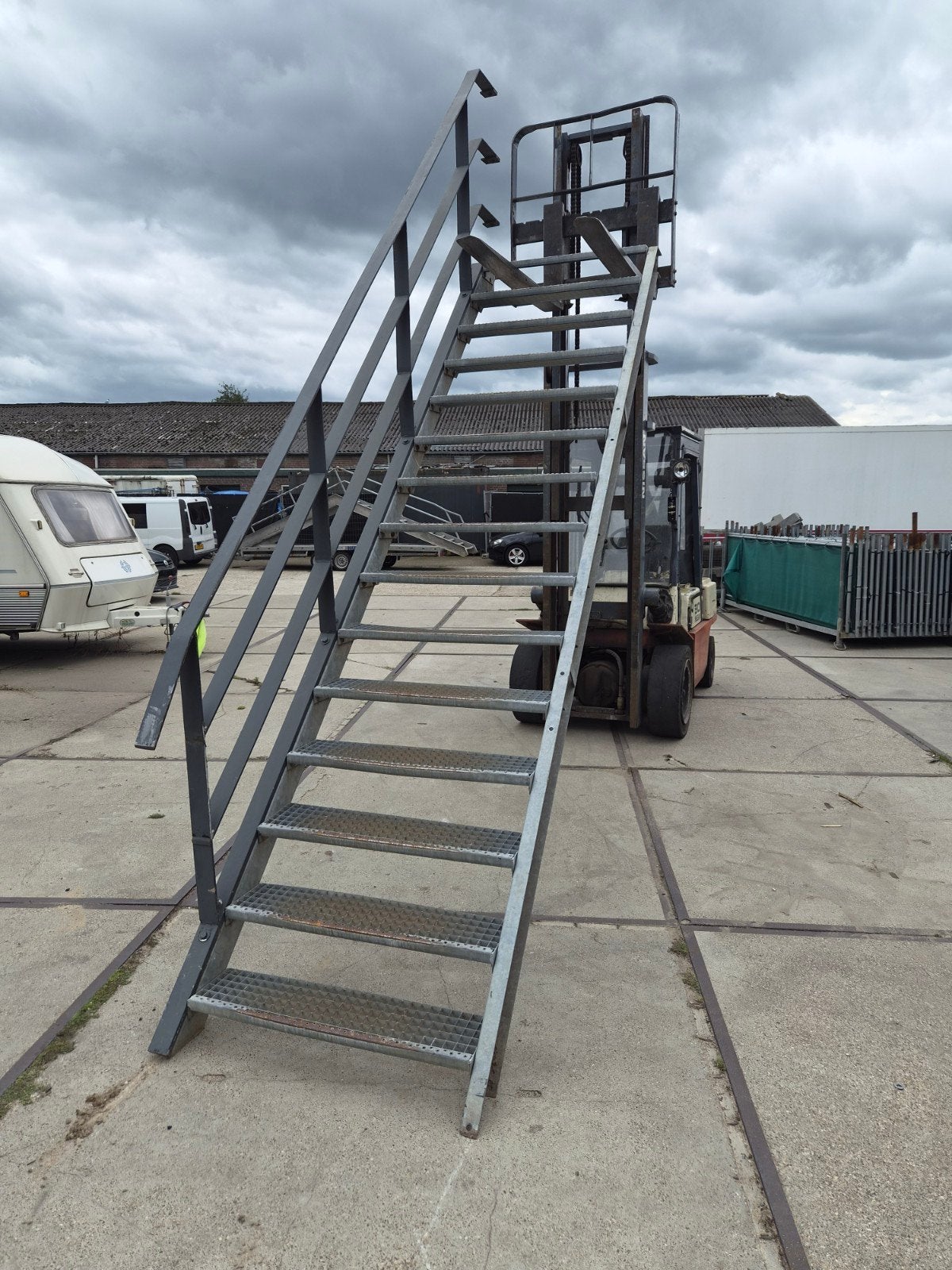 Gegalvaniseerde trap, 14 treden, H 2.95m, B 1.03m, U 3.20m, Ophalen, Gebruikt, Trap, 2 tot 4 meter
