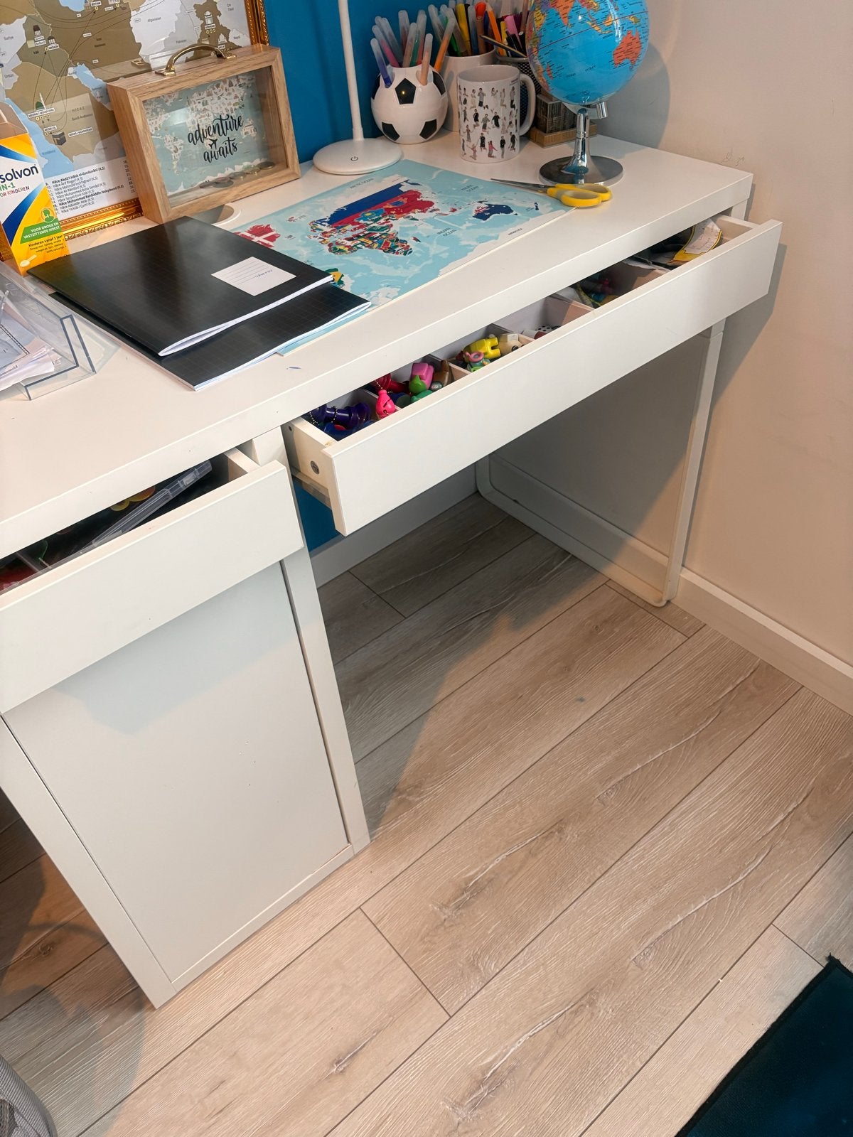 IKEA kinderbureau met lade en kastje, Kinderen en Baby's, Ophalen of Verzenden, Gebruikt, Tafel(s)