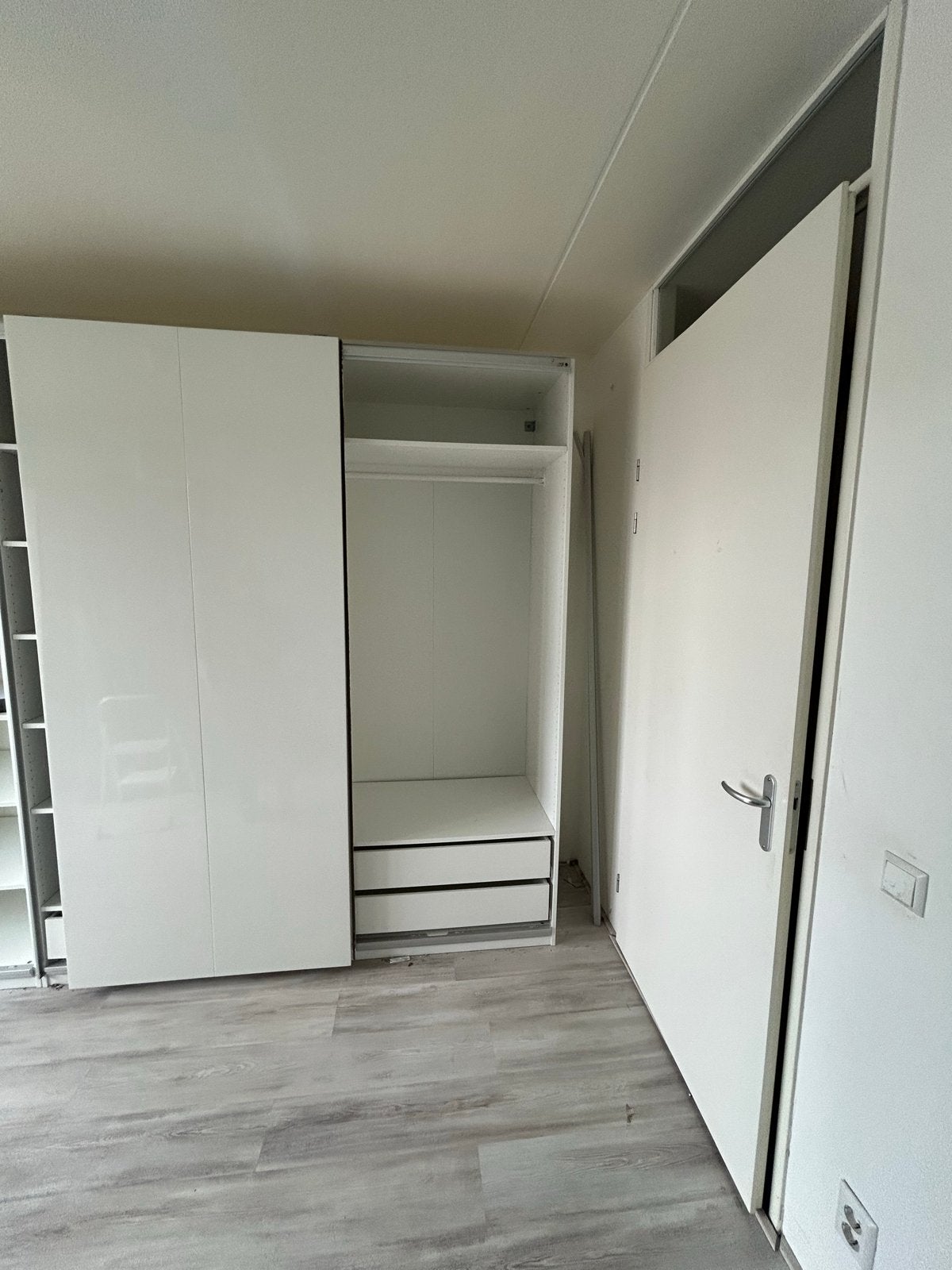 Twee witte PAX kasten met hoogglans schuifdeuren, 100x235 cm, Gebruikt, 100 tot 150 cm, 200 cm of meer, Ophalen of Verzenden