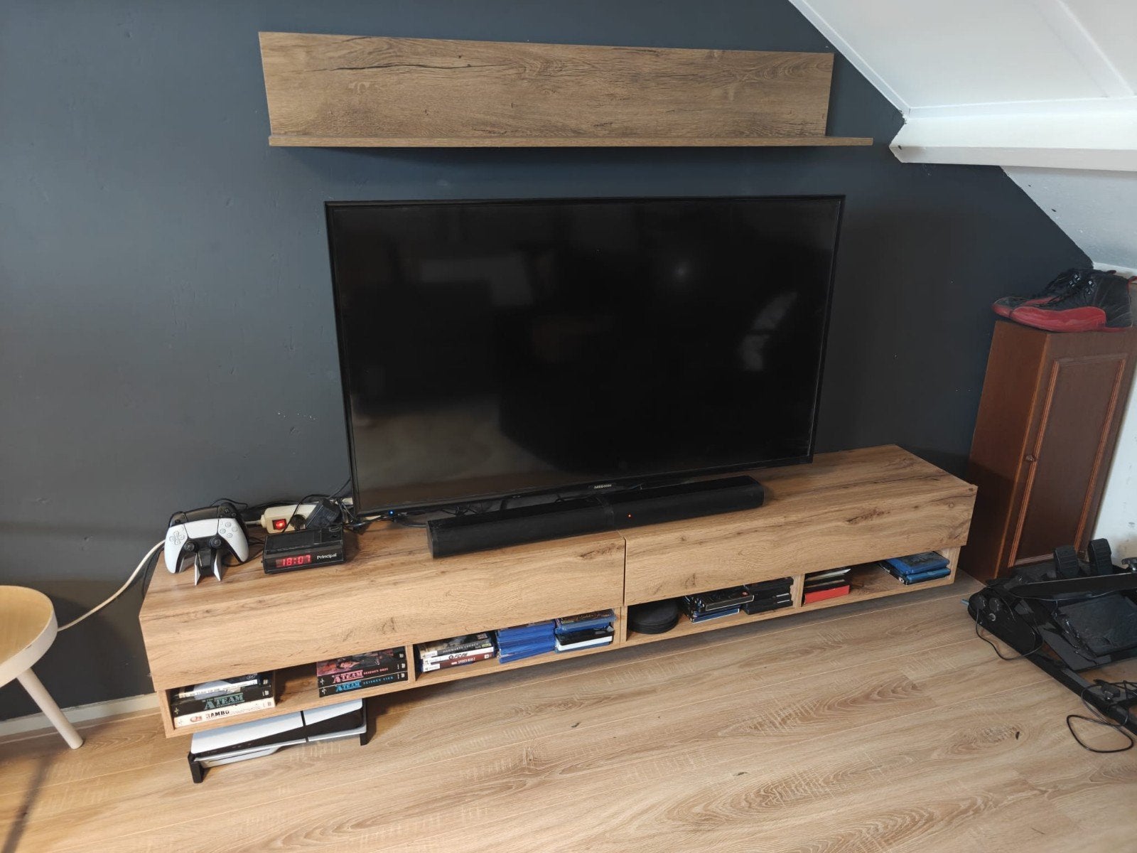 TV-meubel met wandplank in eikenhout look, Huis en Inrichting, Kasten | Televisiemeubels, Ophalen, Gebruikt, 150 tot 200 cm, Minder dan 100 cm