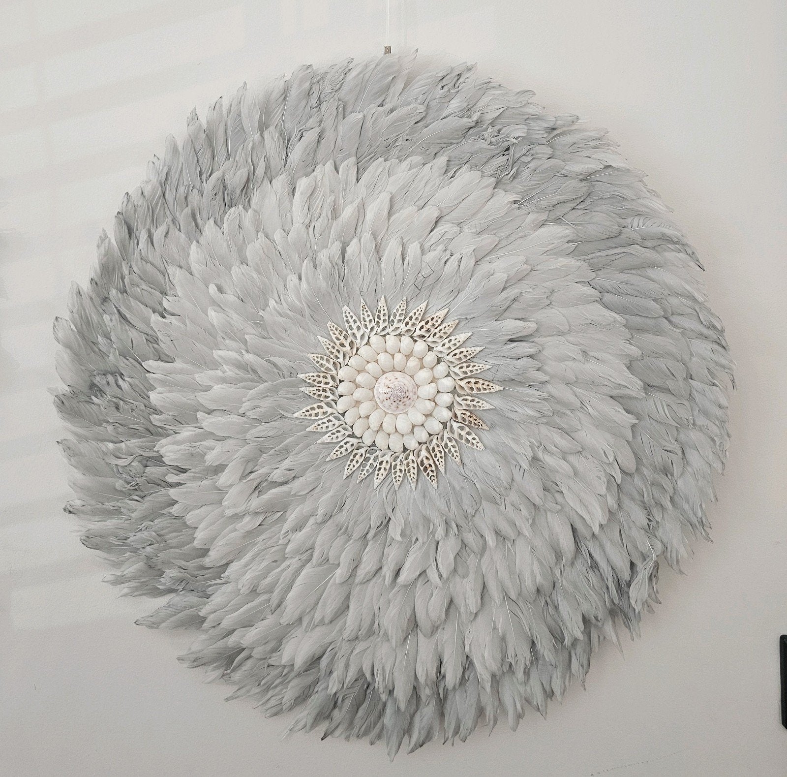 Luxe Handgemaakte Juju Hat 60 cm – Grijs – Veren Wanddecorat, 60 cm, Nieuw, Ophalen of Verzenden, Natuurlijk materiaal