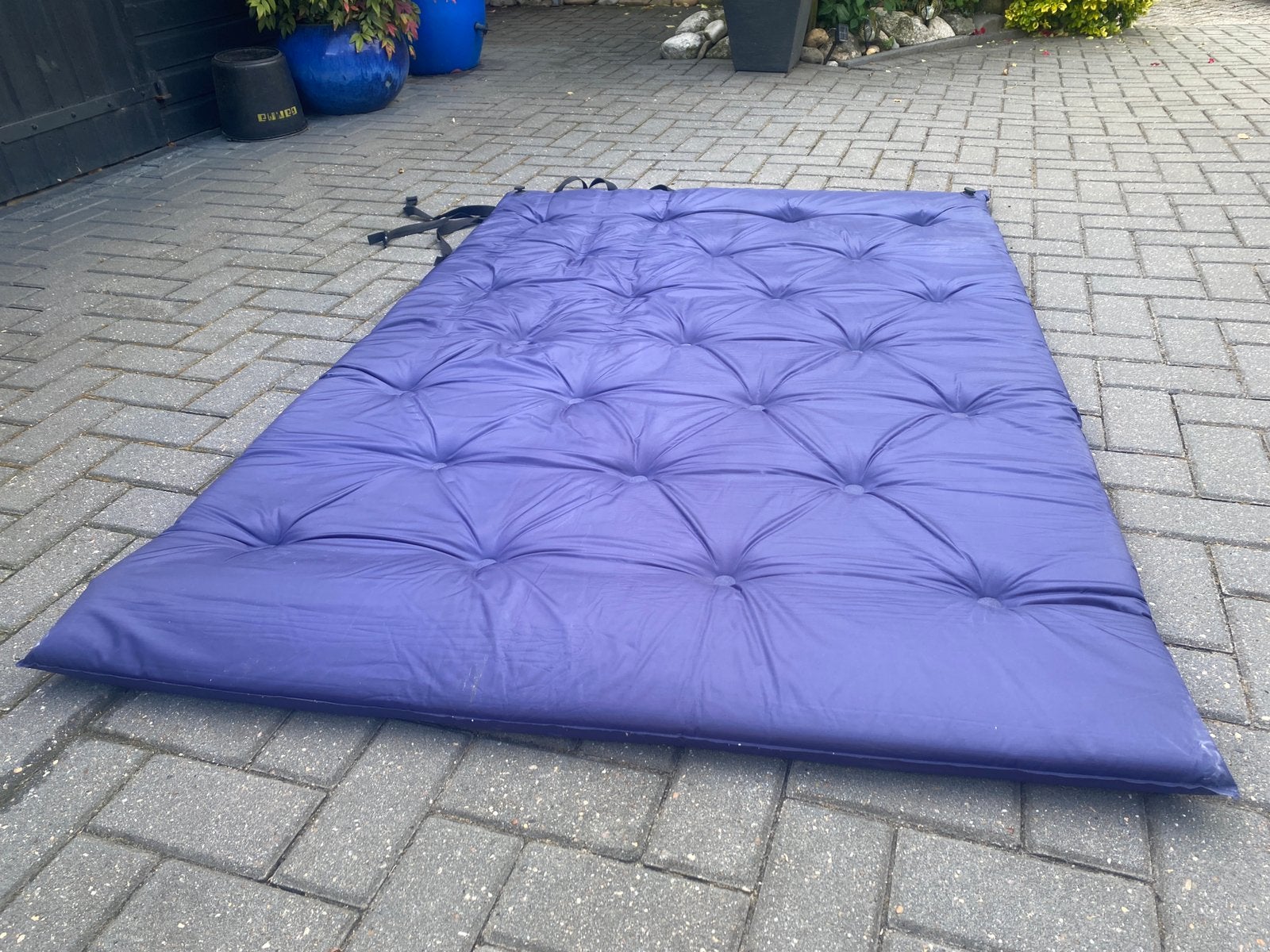 Groot zelfopblaasbaar luchtbed 180x120 cm, Caravans en Kamperen, Luchtbedden, Ophalen, Ingebouwde pomp, Gebruikt, 2-persoons