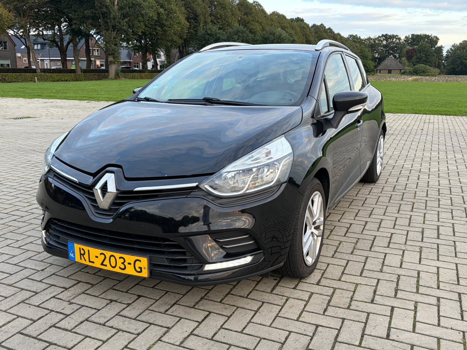 Renault Clio 1.5 DCI 66KW Estate 2018 Zwart, Voorwielaandrijving, 625 kg, 4 cilinders, Zwart