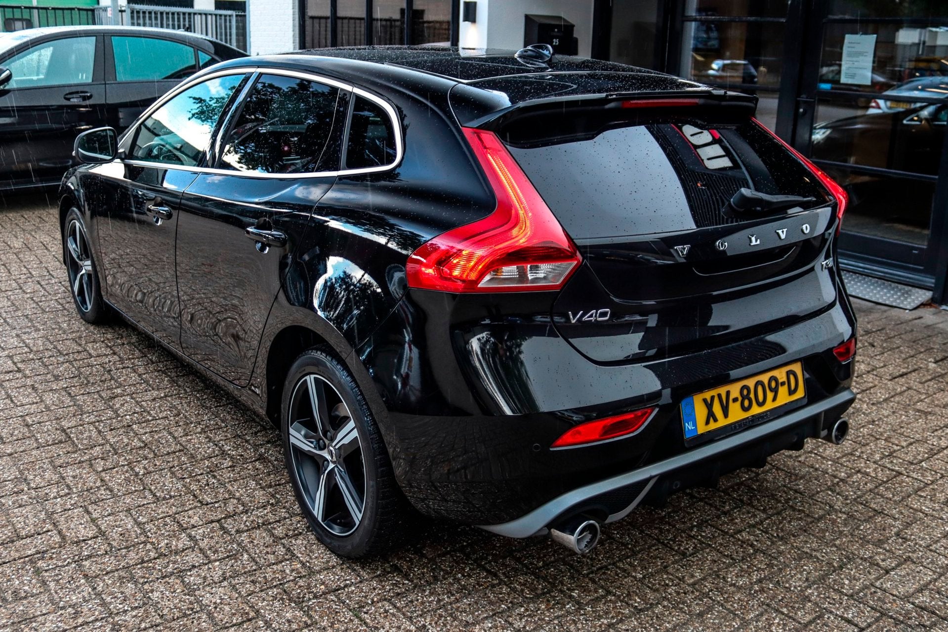 Volvo V40 1.5 T3 Polar+ R-Design NAP BTW PANO H&K MEMORY, Auto's, Dealer onderhouden, 4 cilinders, 700 kg, Zwart