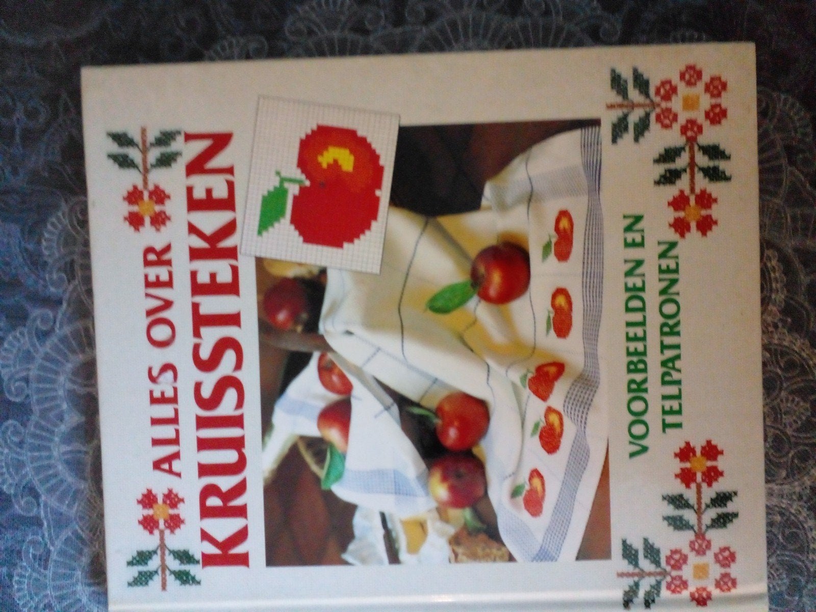 Alles over Kruissteken - Boek met patronen, Verzenden, Zo goed als nieuw