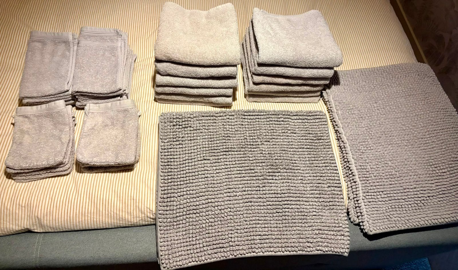 Grote set handdoeken, gastendoekjes, washandjes en badmatten, Ophalen, Gebruikt, Grijs, Handdoek