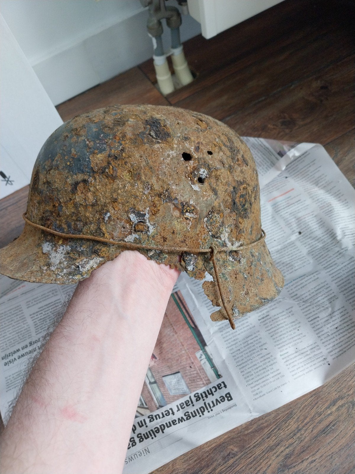 M42 Helm met Camouflage Rand en Originele Verfresten, Ophalen of Verzenden, Landmacht, Duitsland, Helm of Baret