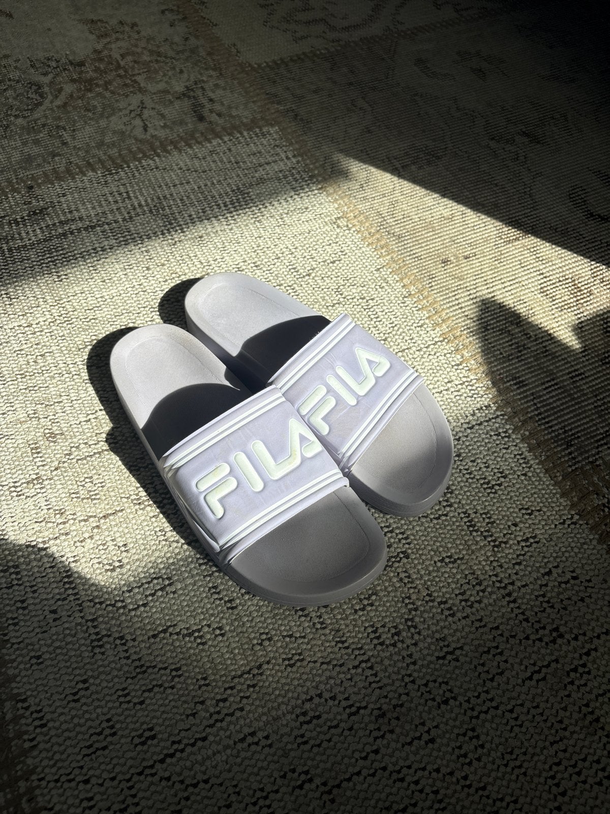 Fila slippers - Comfortabel en stijlvol, Ophalen of Verzenden, Zo goed als nieuw, Grijs, Slippers