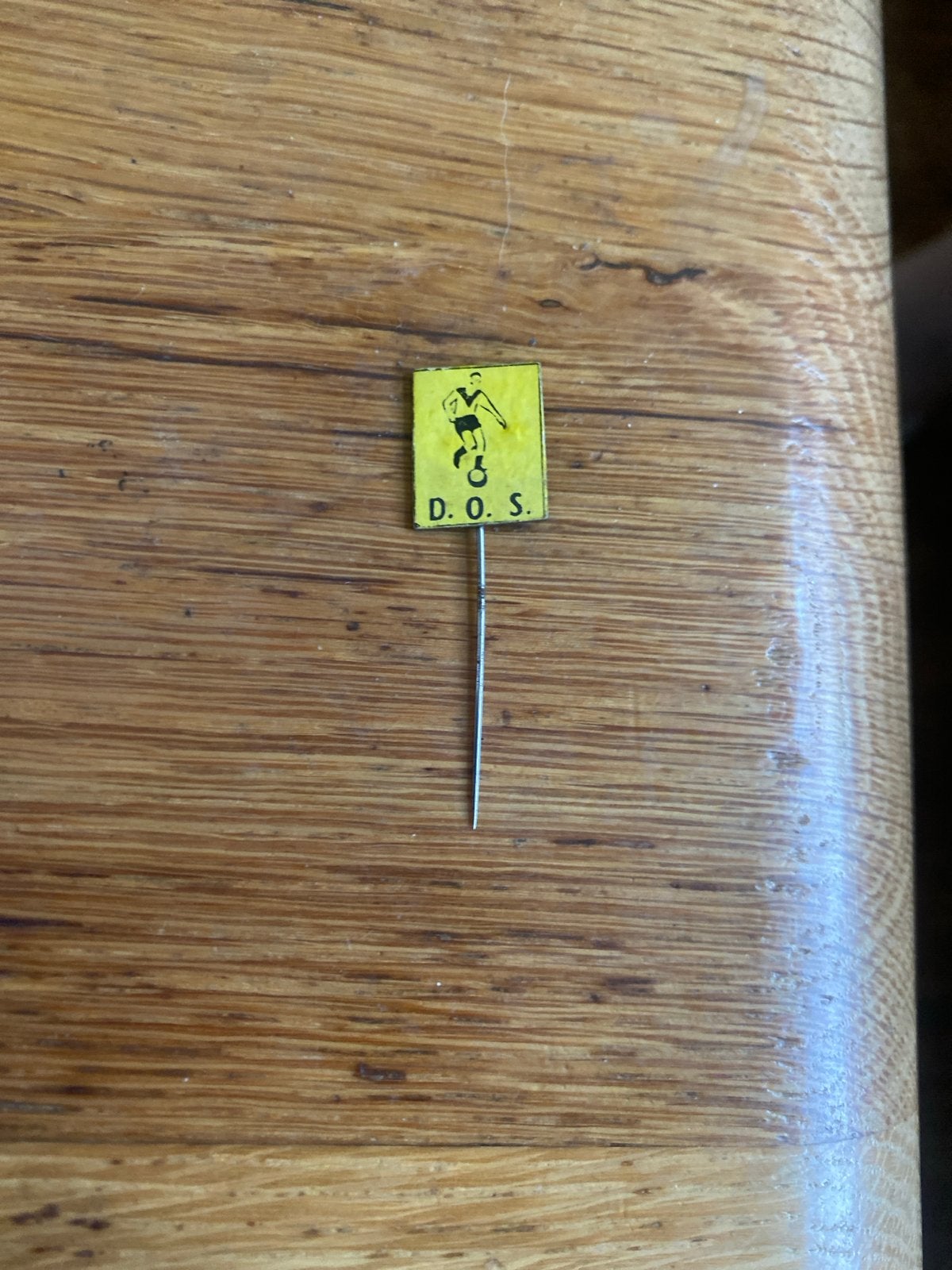 Vintage DOS Voetbal Speldje - Zeldzaam Verzamelobject, Ophalen of Verzenden, Gebruikt, Sport, Speldje of Pin