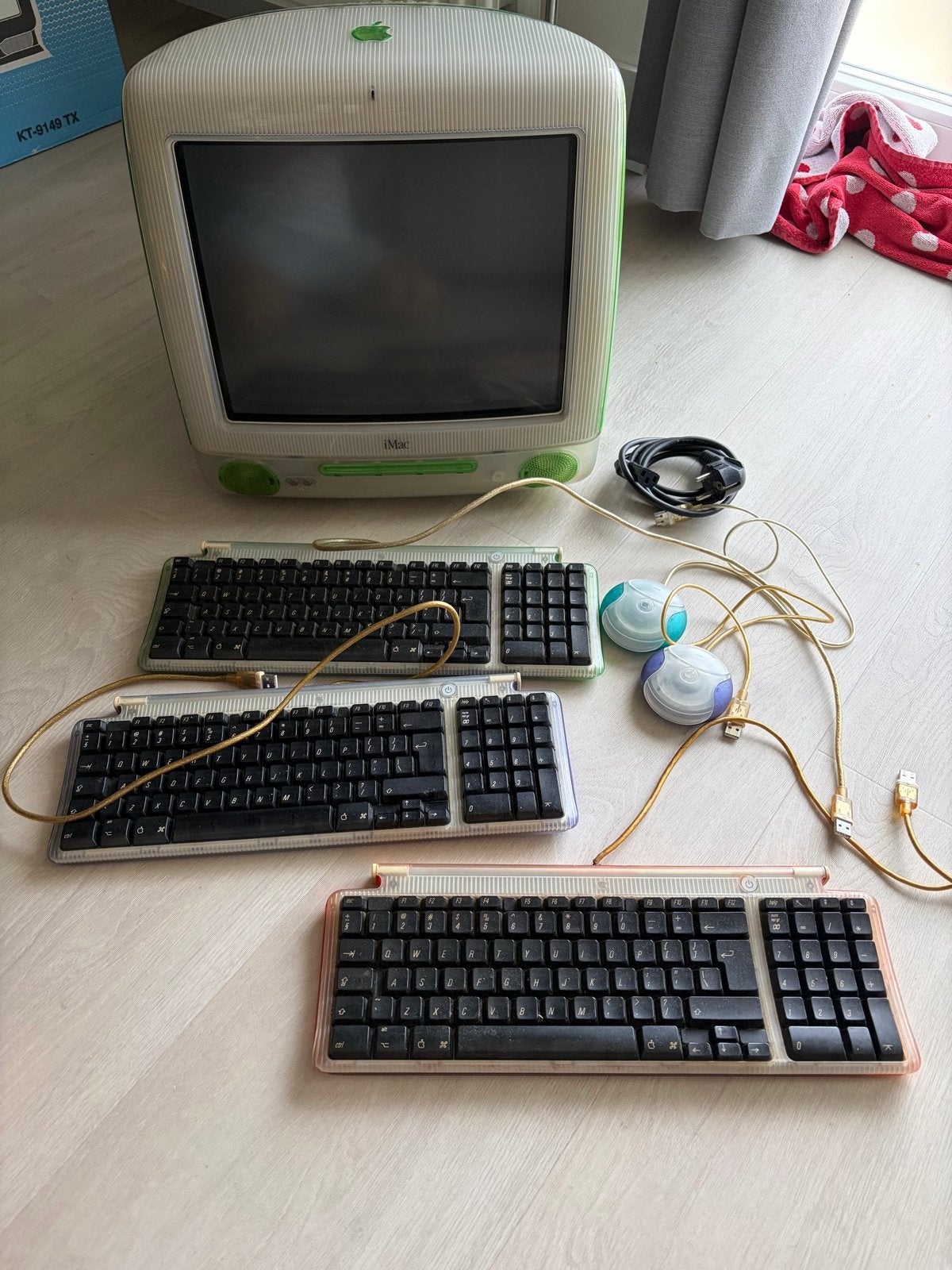 Apple iMac G3 met meerdere toetsenborden en muizen, Ophalen