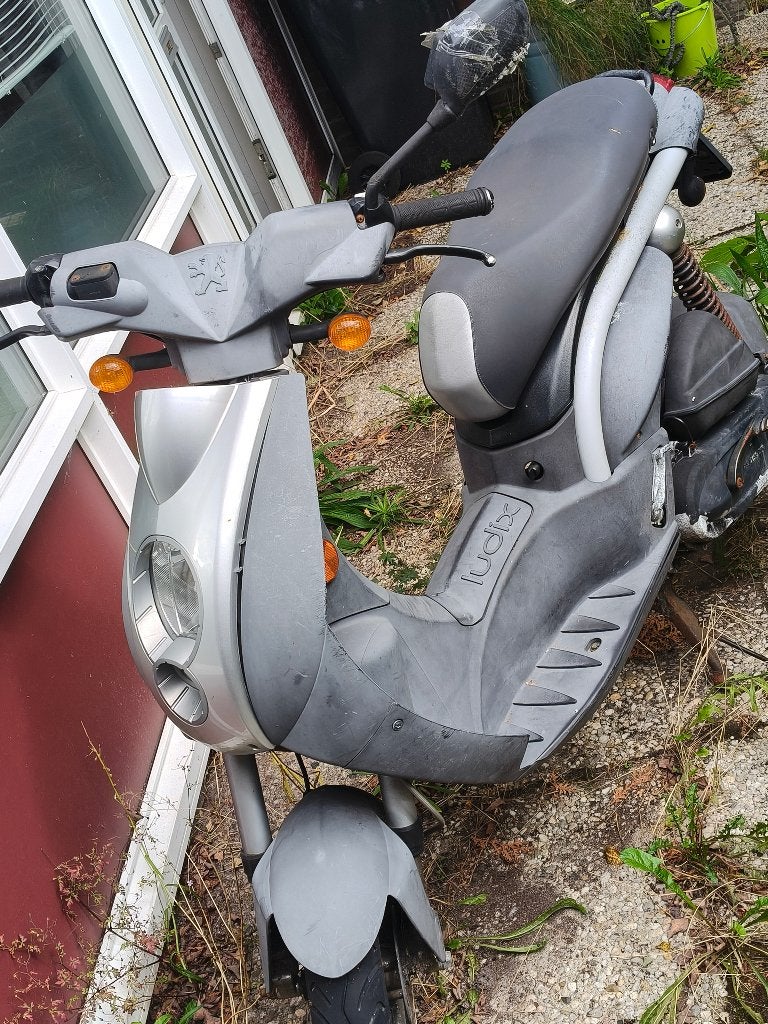 Hierbij bied ik aan een ludix snor scooter Moet weg., Fietsen en Brommers, Ophalen, Gebruikt, Benzine, Ludix