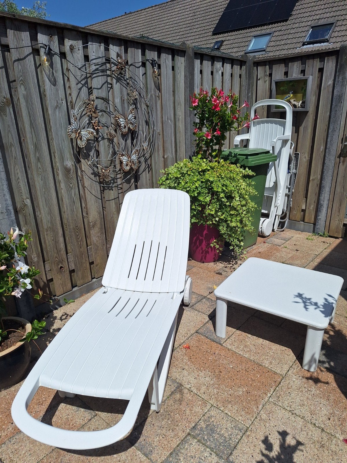 Te koop ligbed met tafeltje, Tuin en Terras, Ligbedden, Ophalen, Zo goed als nieuw, Kunststof, Verstelbaar