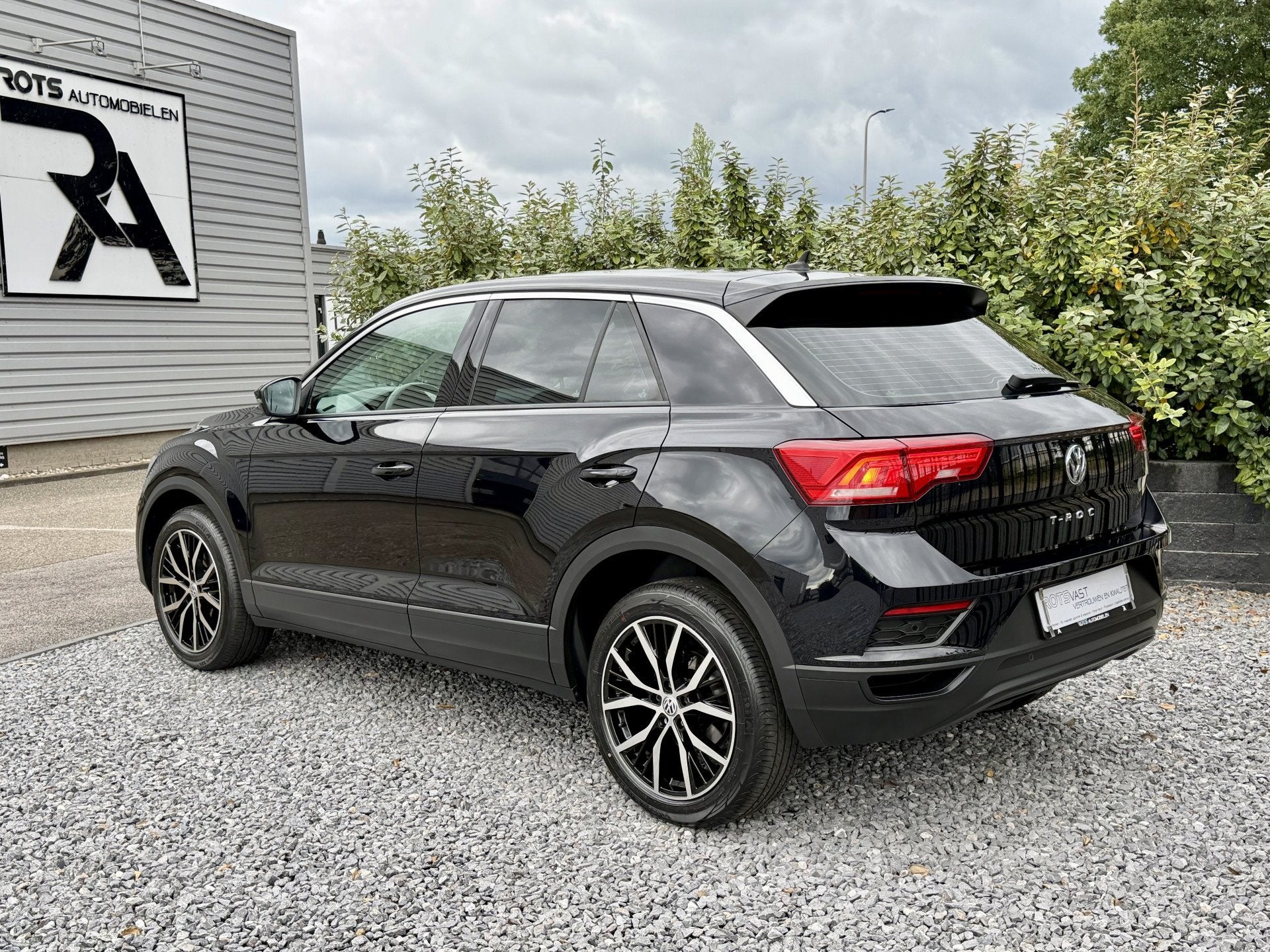 Volkswagen T-Roc 1.0 TSI Style Navi|Media|PDC|Lineast Zwart, Auto's, Voorwielaandrijving, Dealer onderhouden, Stof, Gebruikt