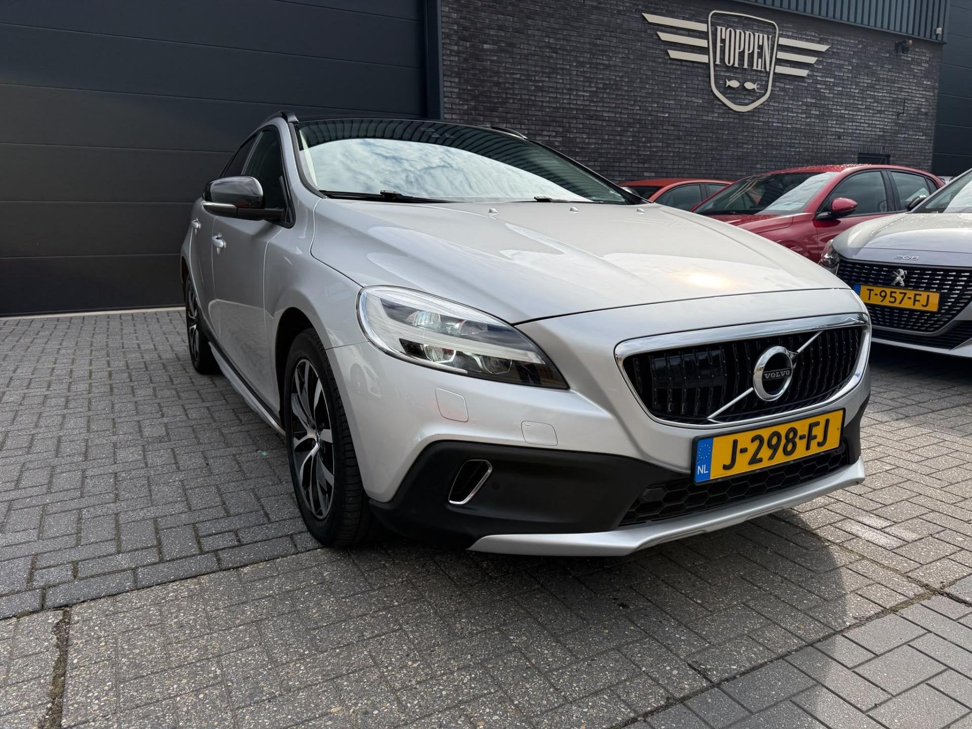 Volvo V40 Cross Country 1.5 T3 Summum | 2E EIGENAAR | 3/6 of, 4 cilinders, 700 kg, Leder, 154 pk