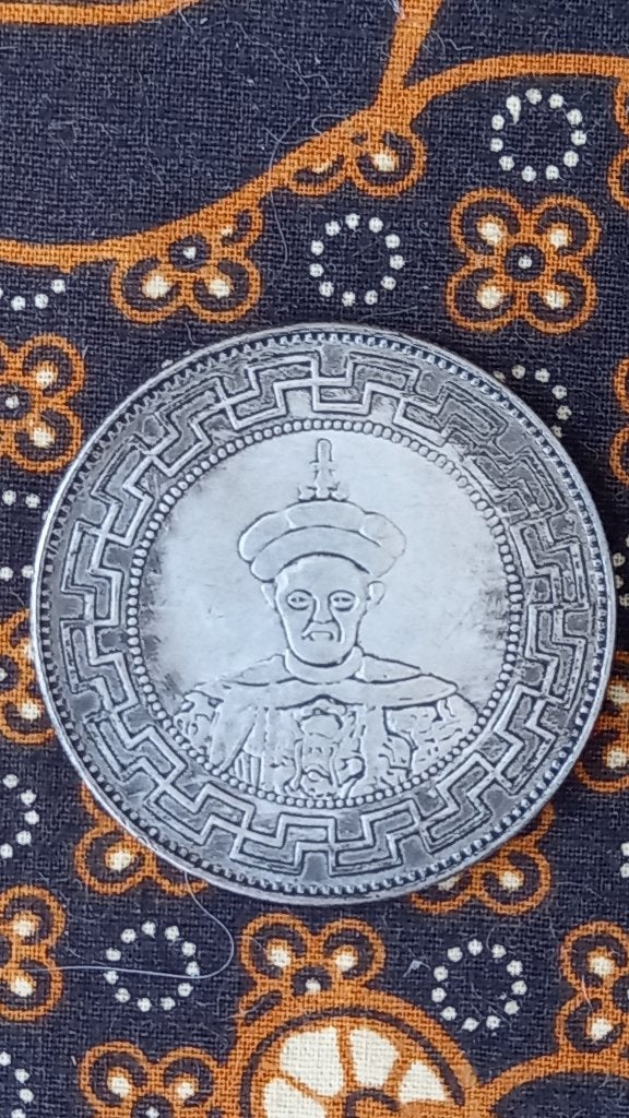 Mooie grote oude Chinese munt met draak en portret 4,4 cm., Antiek en Kunst, Zilver, China, Ophalen of Verzenden, Brons
