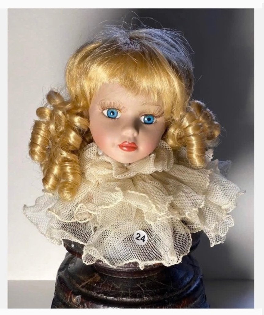 Schattig poppenhoofd pijpenkrullen pruik, met tule kraag, Verzamelen, Ophalen of Verzenden, Zo goed als nieuw, X, Pop