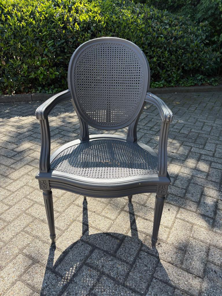 2 leuke en stevige stoelen met armleuningen., Ophalen, Gebruikt, Grijs, Twee