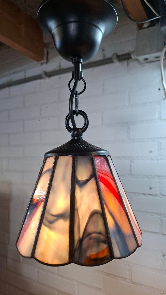 Handgemaakte Tiffany hanglamp - Grijs/blauw en rood glas, Almere, E14 (klein), Nieuw, Ophalen of Verzenden
