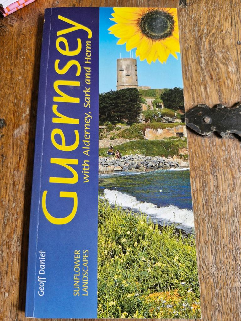 Reisgids Guernsey, Alderney, Sark en Herm - Sunflower, Overige merken, Europa, Ophalen of Verzenden, Zo goed als nieuw