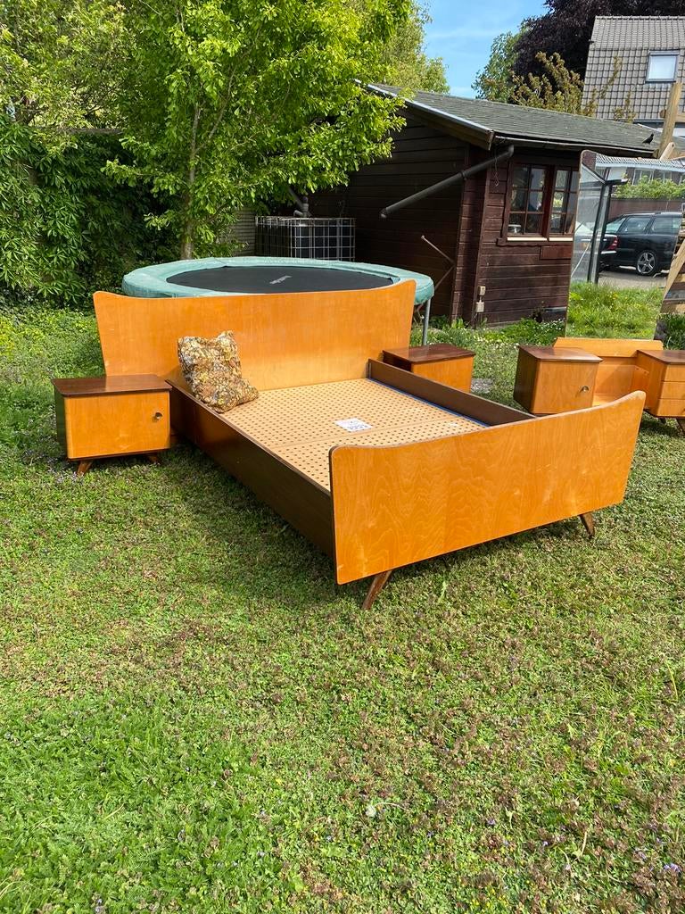 Vintage twijfelaar bed inclusief nachtkastjes, Ophalen, Gebruikt, Bruin, Vintage