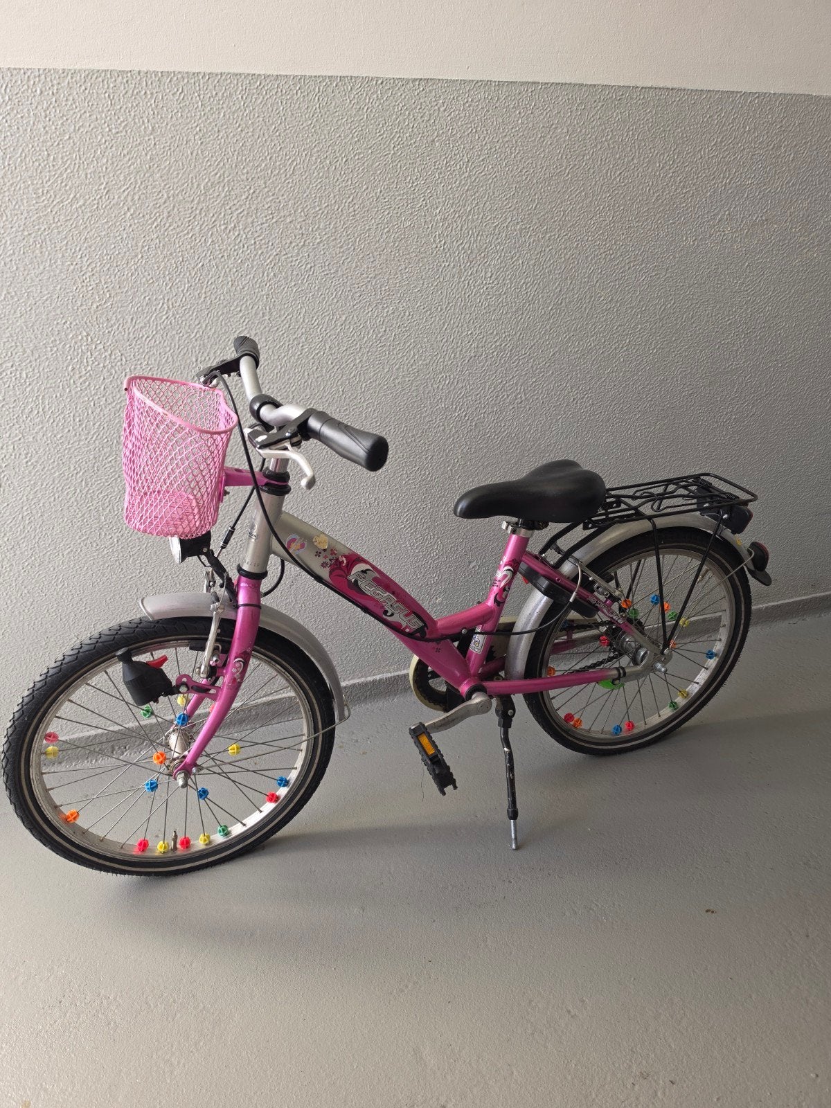 Roze kinderfiets Pegasus 20 inch met mandje en bagagedrager, Ophalen, Gebruikt, Velgrem, Handrem