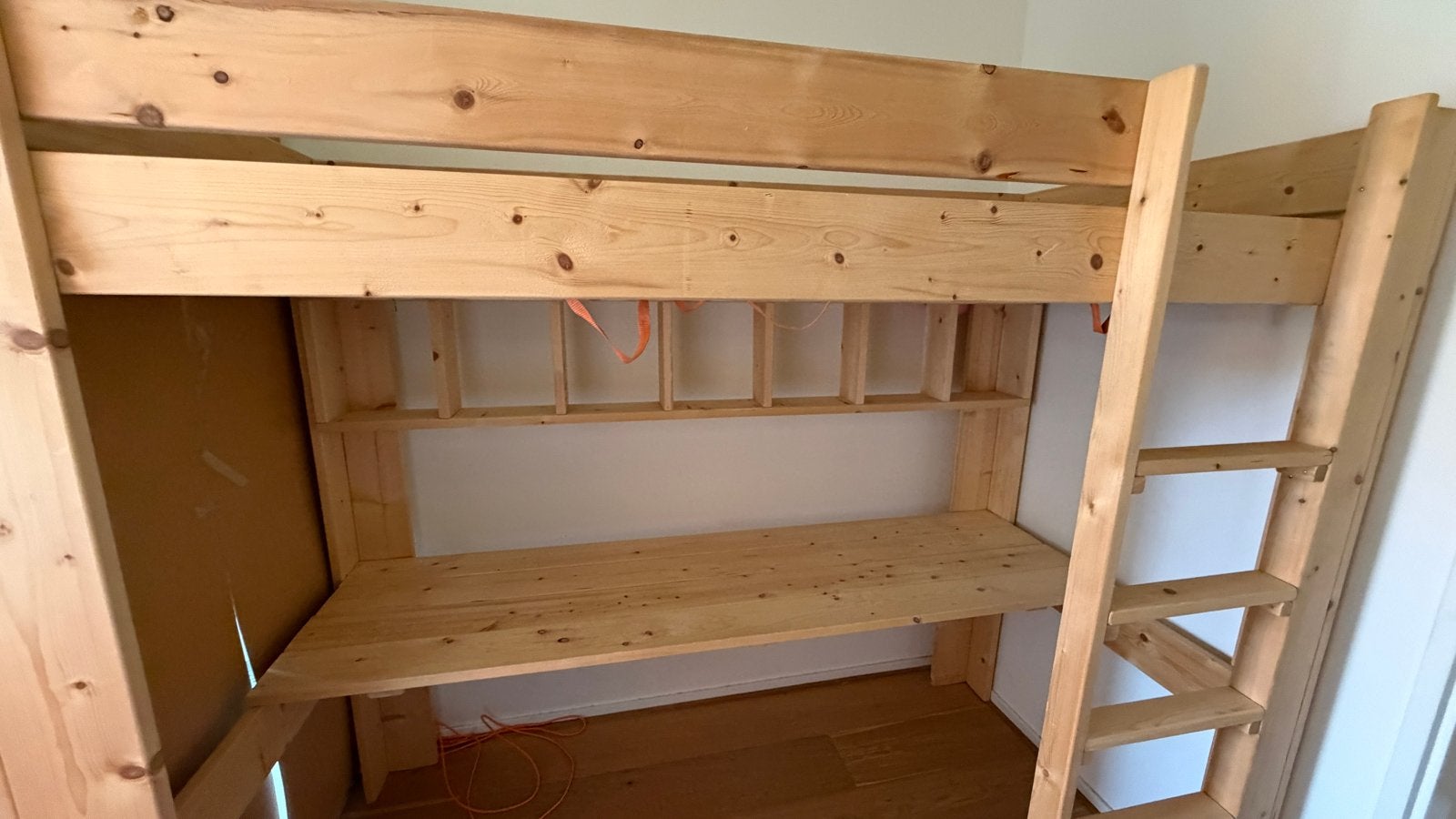 Foto 2 van Massief houten hoogslaper met bureau en opbergruimte