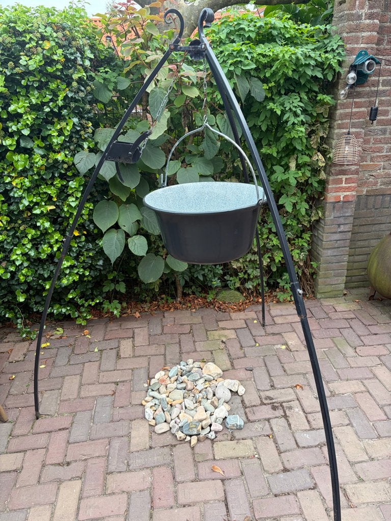 Driepoot met pan, Tuin en Terras, Ophalen, Zo goed als nieuw
