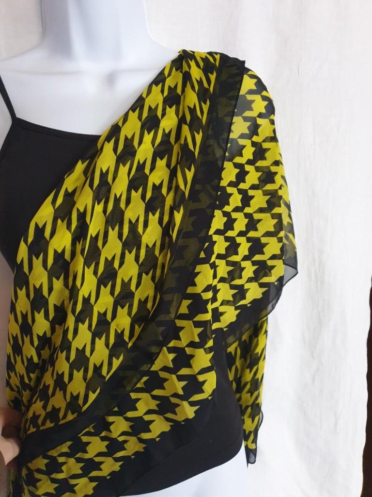 Stoere zwart-gele sjaal 160x53, Kleding | Dames, Mutsen, Sjaals en Handschoenen, Maat 38/40 (M), ., Ophalen of Verzenden, Zo goed als nieuw