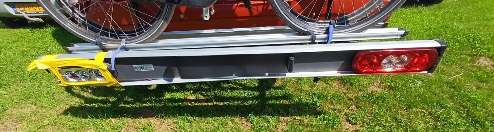 Fietsendrager met defect linker achterlicht gezocht, Auto diversen, Fietsendragers, Ophalen, 2 fietsen, Elektrische fiets
