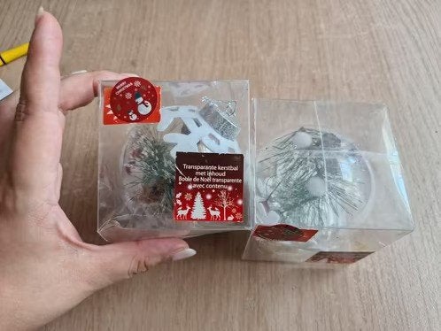 2x kerstballen doorzichtig met sneeuwvlokken h, Diversen, Kerst, Evora, Onbekend, Nieuw, Ophalen of Verzenden