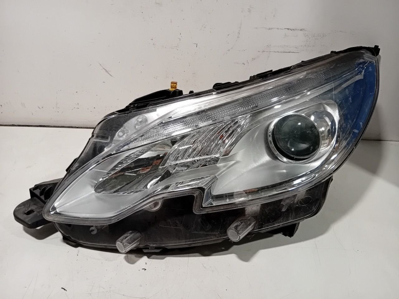 Koplamp links Peugeot 2008, Onderdelen@venauto.nl, Van der Ven Autorecycling B.V., Gebruikt, Ettenseweg 76, 4706 PB Roosendaal, The Netherlands