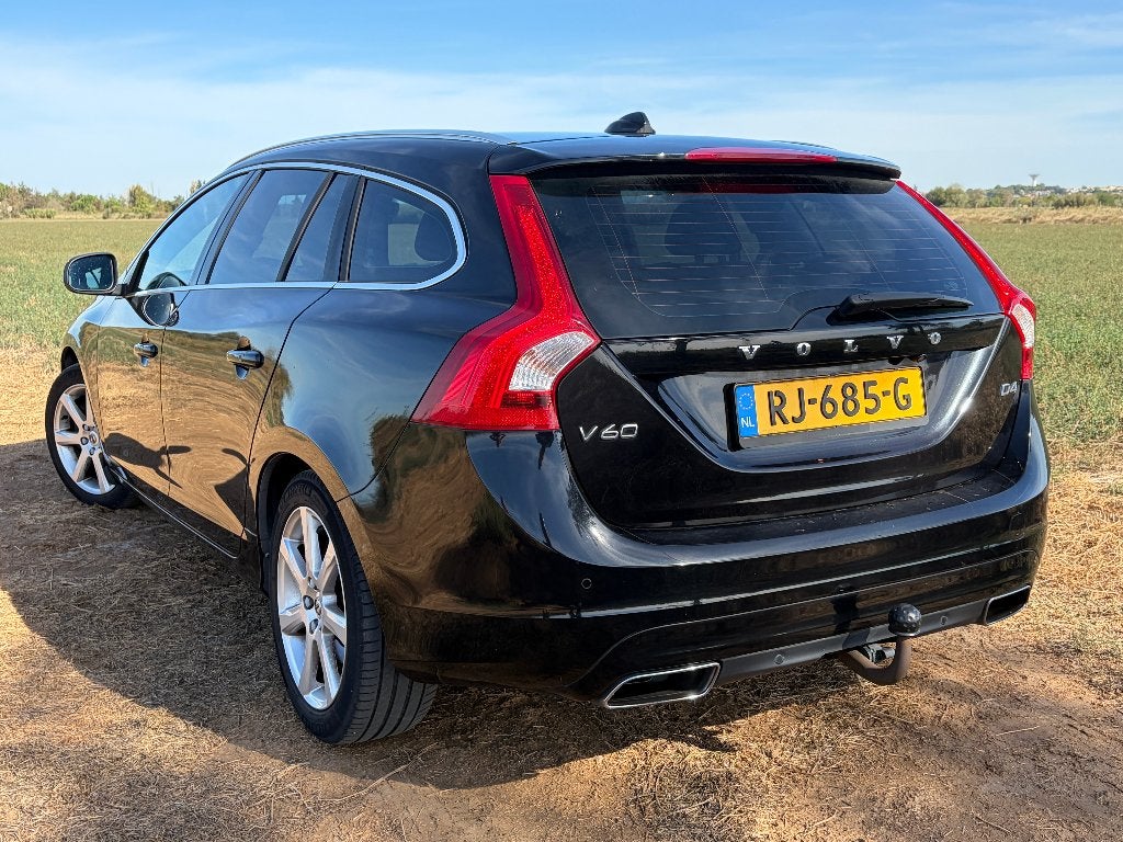 Volvo V60 D4 190pk Geartronic 2017 Zwart, Auto's, Dealer onderhouden, 1800 kg, 1969 cc, Diesel