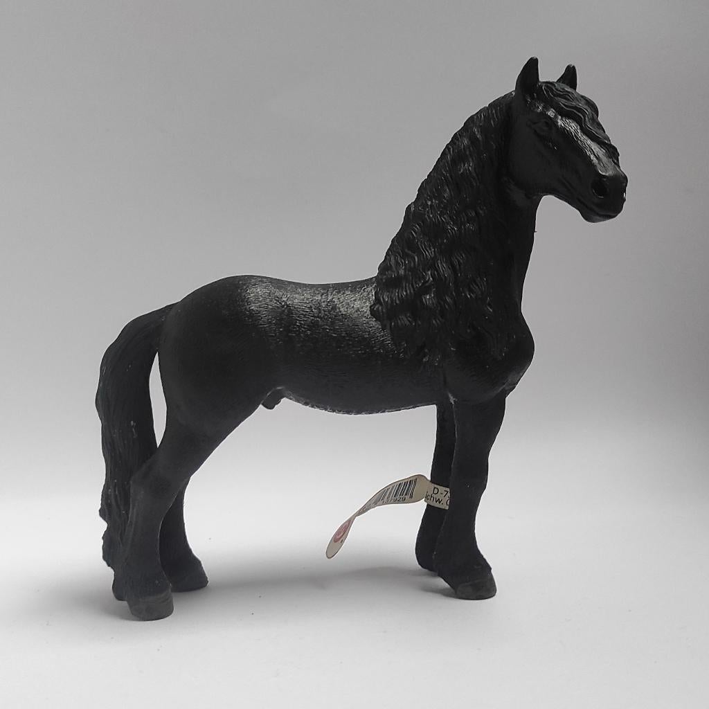 Schleich Friese Hengst (met vaantje), Verzenden, Nieuw, Paard, Beeldje of Figuurtje