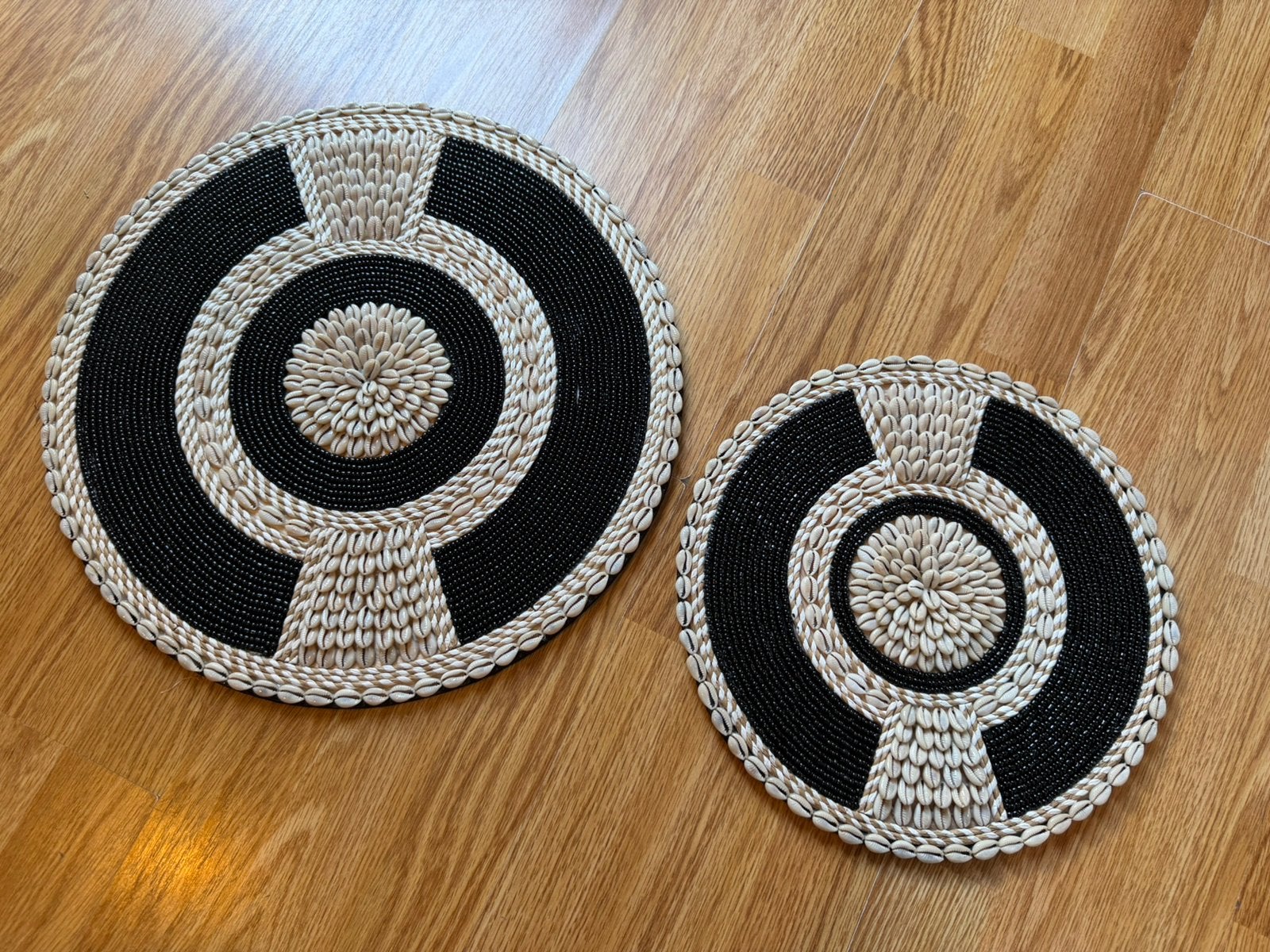 2 wand borden hangers kralen schelpen zwart beige nieuw, Ophalen, Nieuw