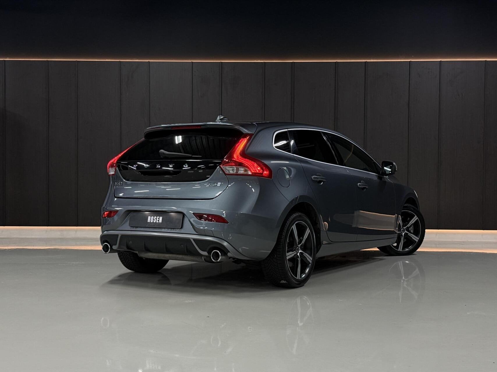 Volvo V40 1.5 T3 R-Design|PANO|KEYLESS|A.CAM|LED|HK|STOELVM, Auto's, Euro 6, 4 cilinders, Origineel Nederlands, Bedrijf