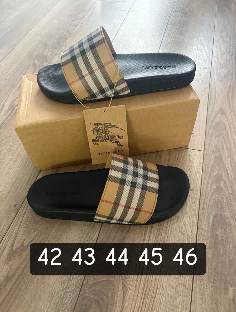 Burberry & Gucci slides, Ophalen of Verzenden, Zo goed als nieuw, Zwart, Sneakers of Gympen