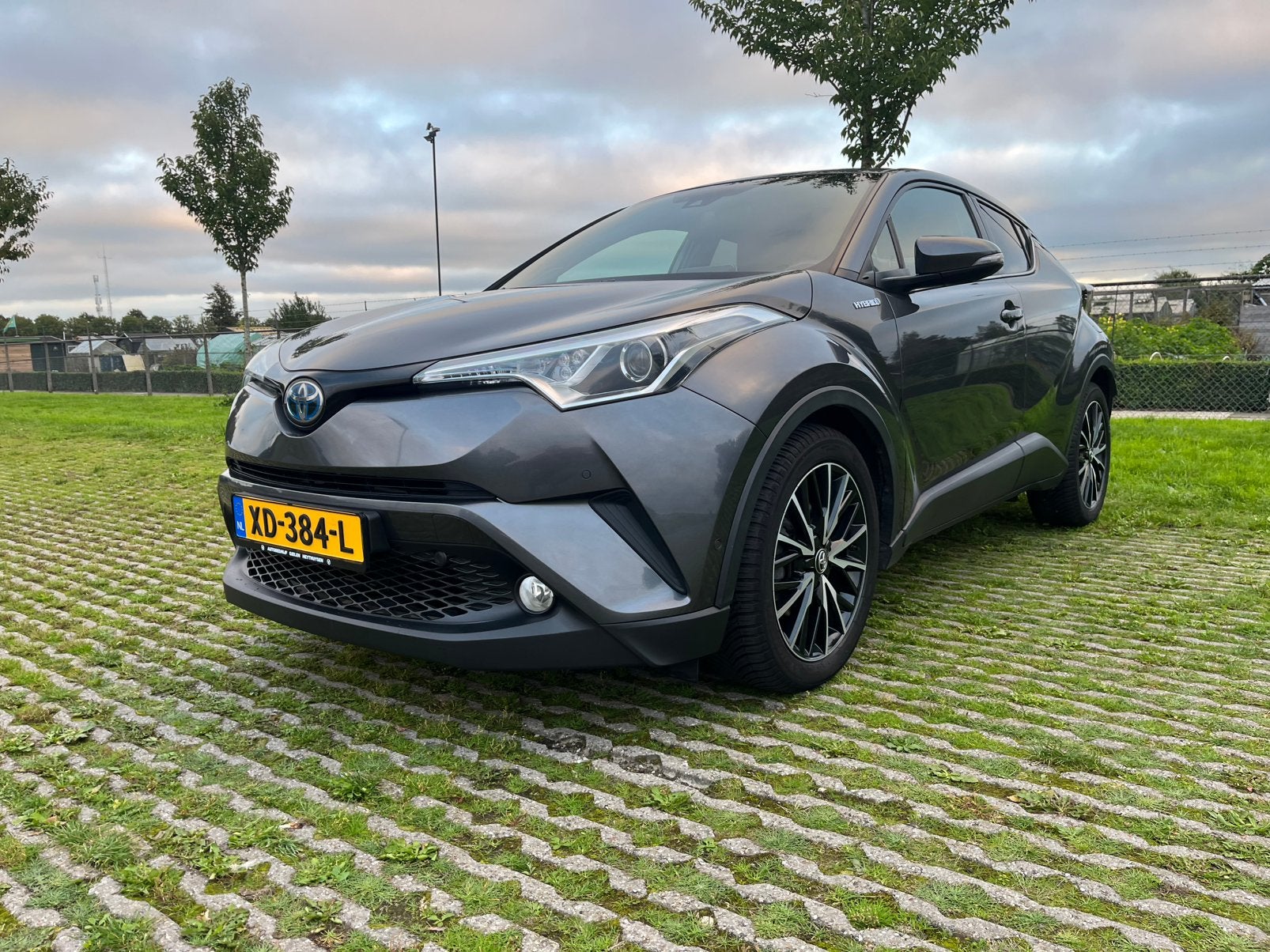 Toyota C-HR 1.8 Hybrid 122pk CVT 2018 Grijs, 725 kg, 4 cilinders, Leder en Stof, Adaptive Cruise Control